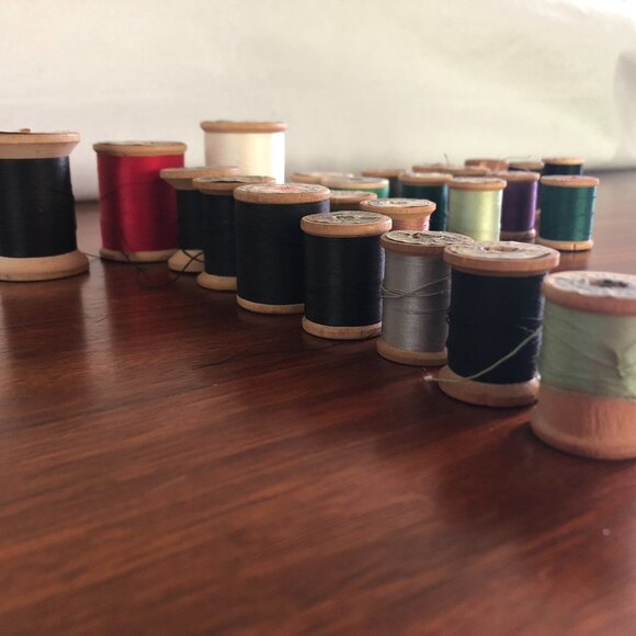 Vintage lot of 25 wooden spools of thread - Picture 3 of 8